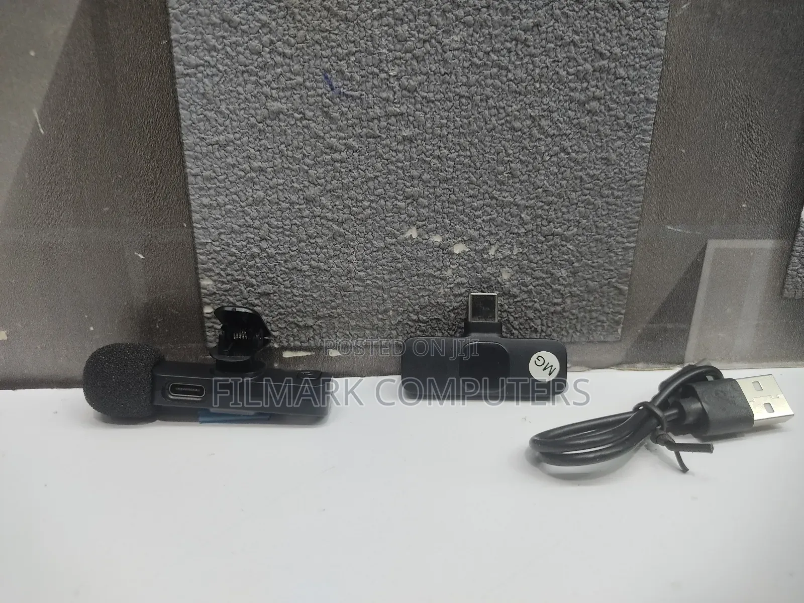 Universal Wireless Microphone for Interviews and Shows