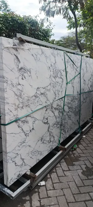 White Cloudy Veins Sintered Island Kitchen Top