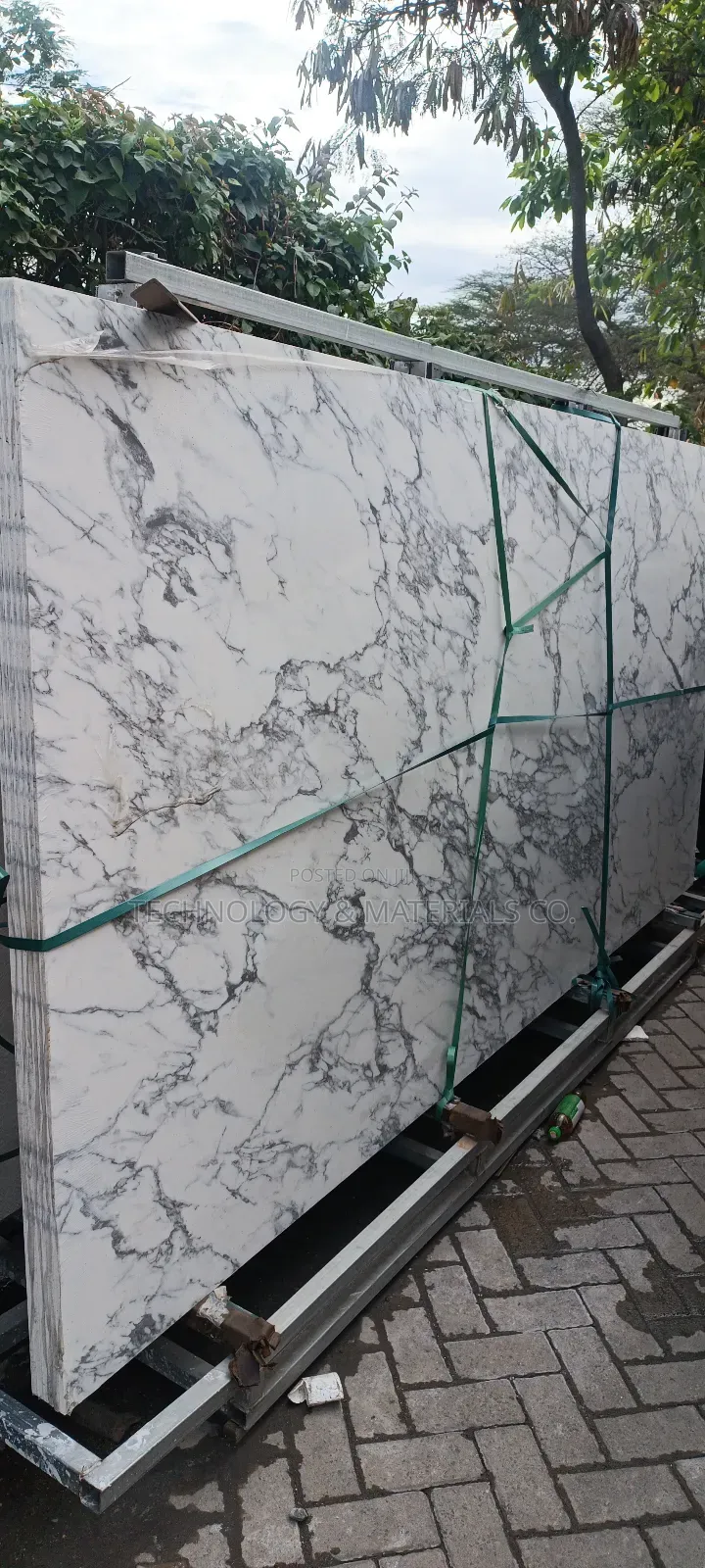 White Cloudy Veins Sintered Island Kitchen Top