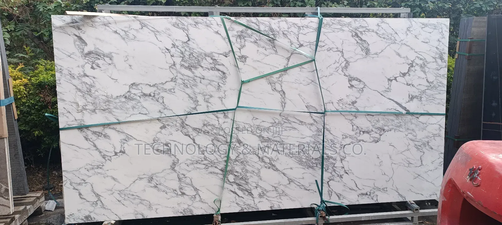 White Cloudy Veins Sintered Island Kitchen Top