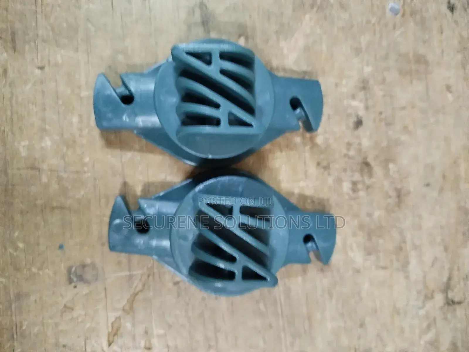 W Insulators for Electric Fence