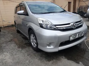 Toyota ISIS 2016 Silver