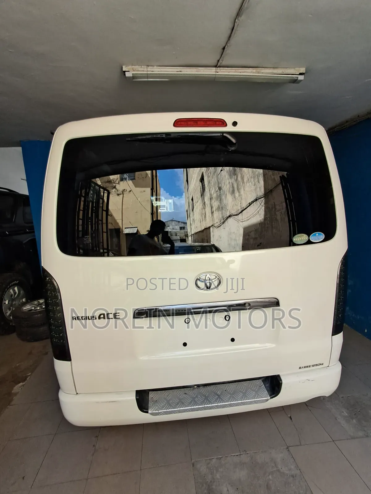 Toyota HiAce 2017 White