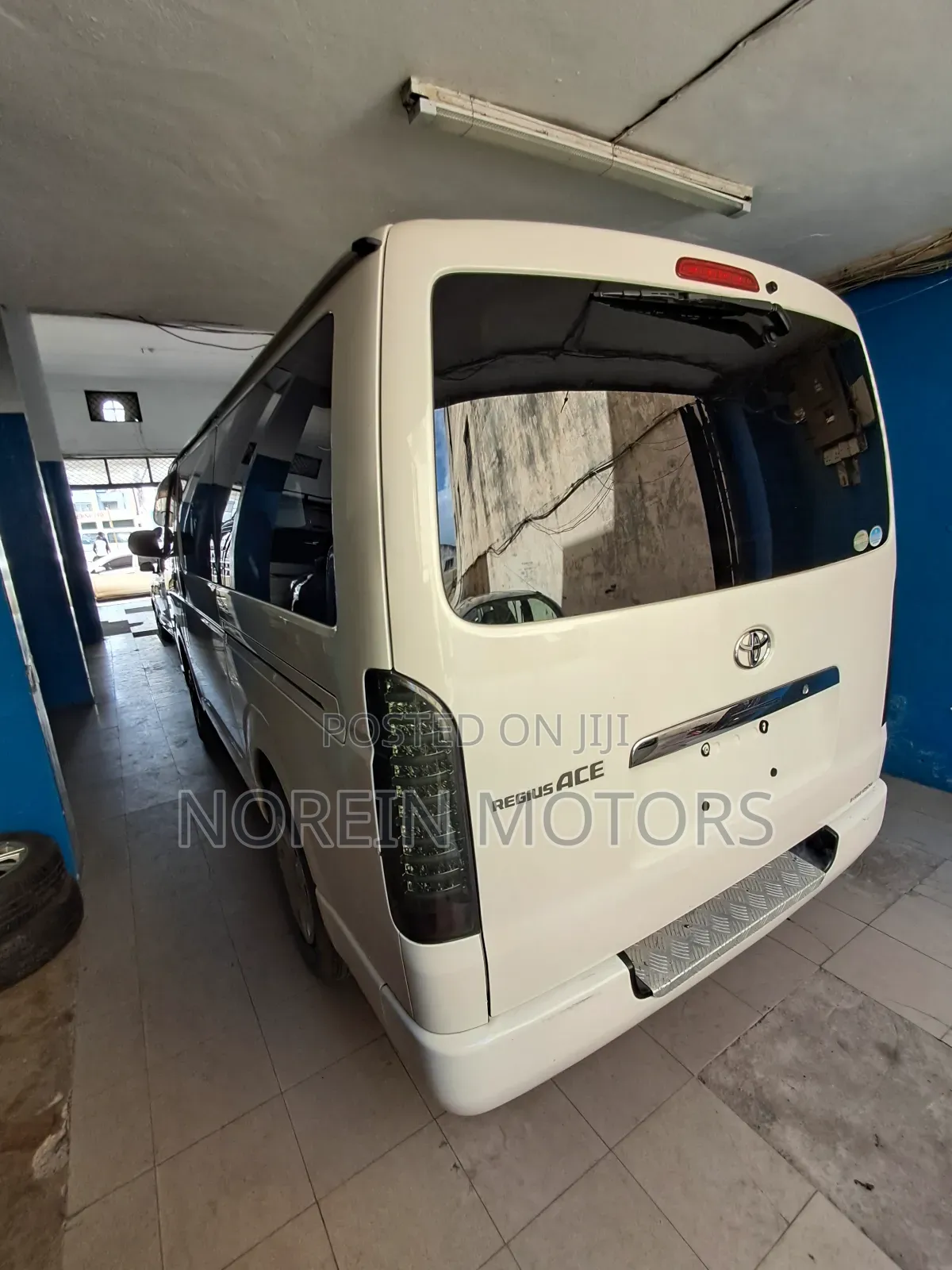 Toyota HiAce 2017 White
