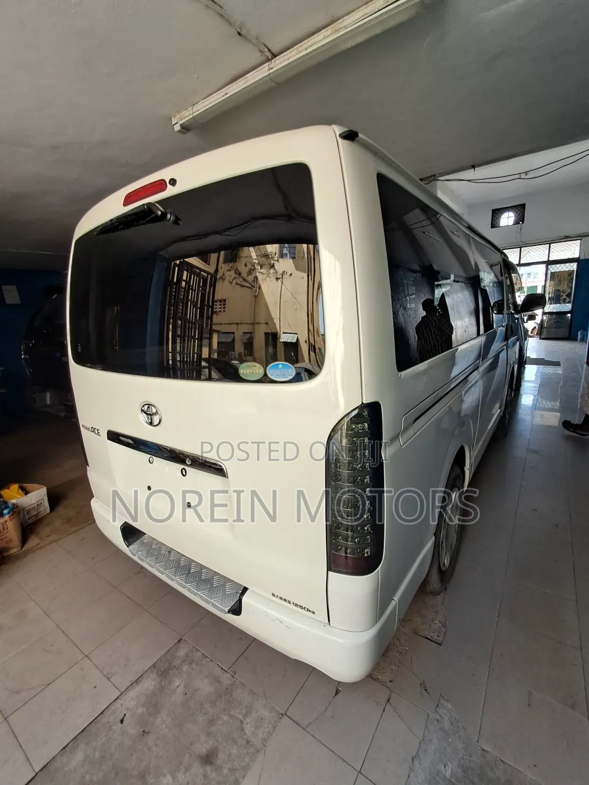 Toyota HiAce 2017 White