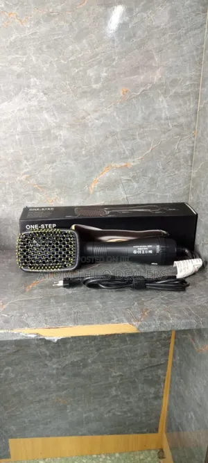 *3-in-1 Hair Straightener Brush*