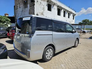 Toyota Voxy 2017 Silver
