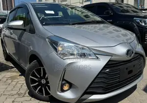 Toyota Vitz 2017 Silver