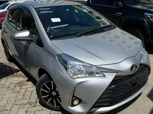 Toyota Vitz 2017 Silver