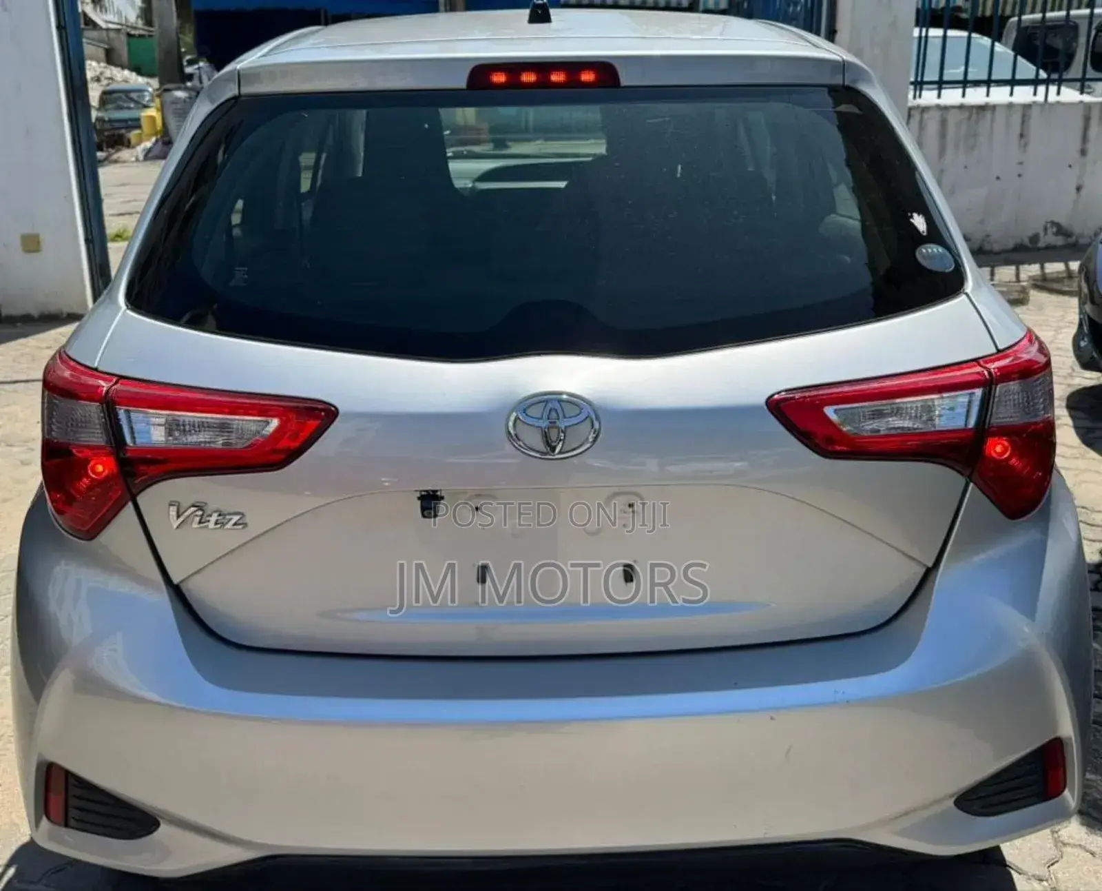 Toyota Vitz 2017 Silver