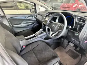 Honda Fit Shuttle 2017 Silver