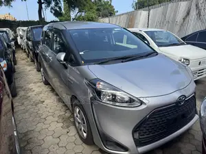 Toyota Sienta 1.5 Hybrid FWD 2019 Silver