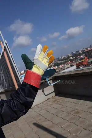 Short Leather Gloves With A Great Grip