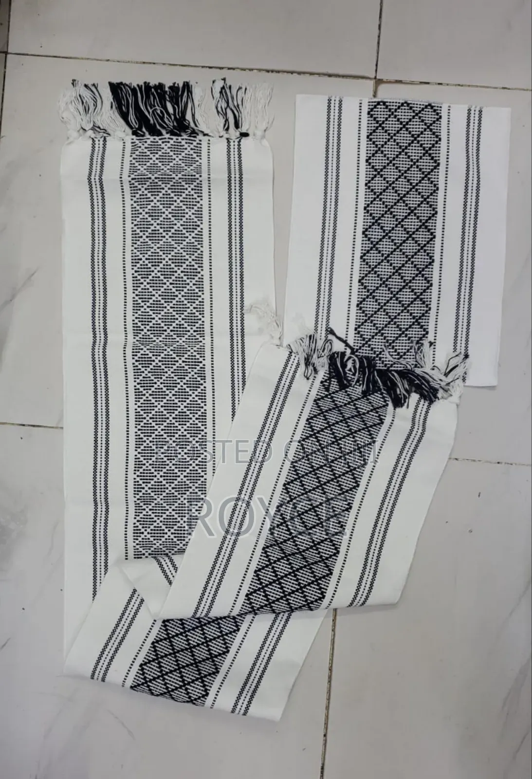 Woven Table Runner With Tassels + 6 Mats