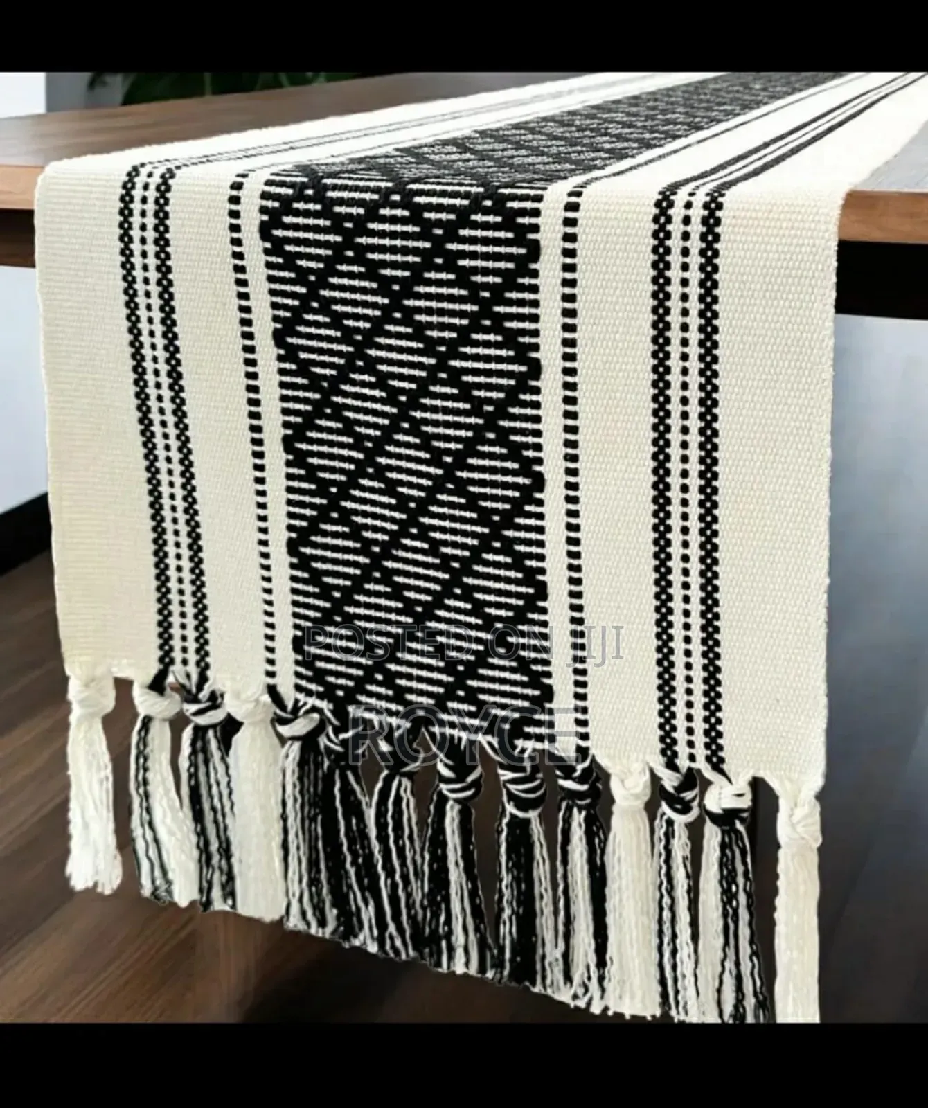 Woven Table Runner With Tassels + 6 Mats