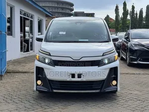 Toyota Esquire 2018 Off white