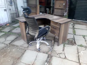 American Wallnat L Shaped and Revolving Headrest Chair