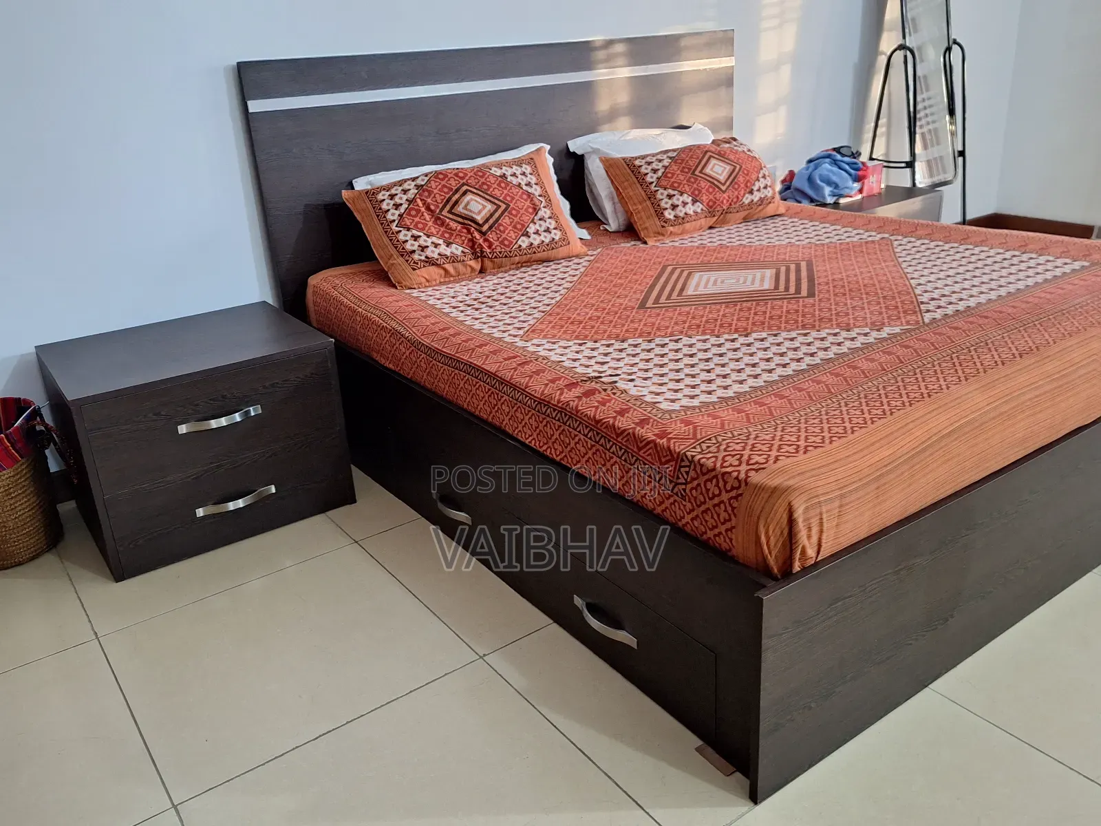 Bed King Size With 2 Side Drawers