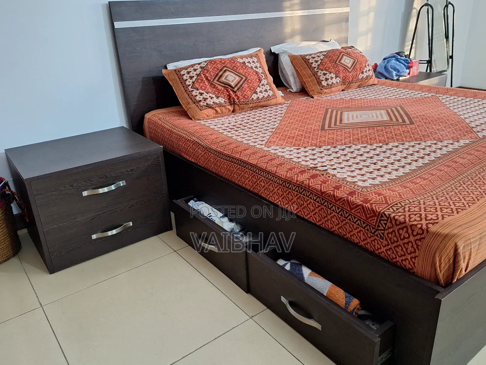Bed King Size With 2 Side Drawers
