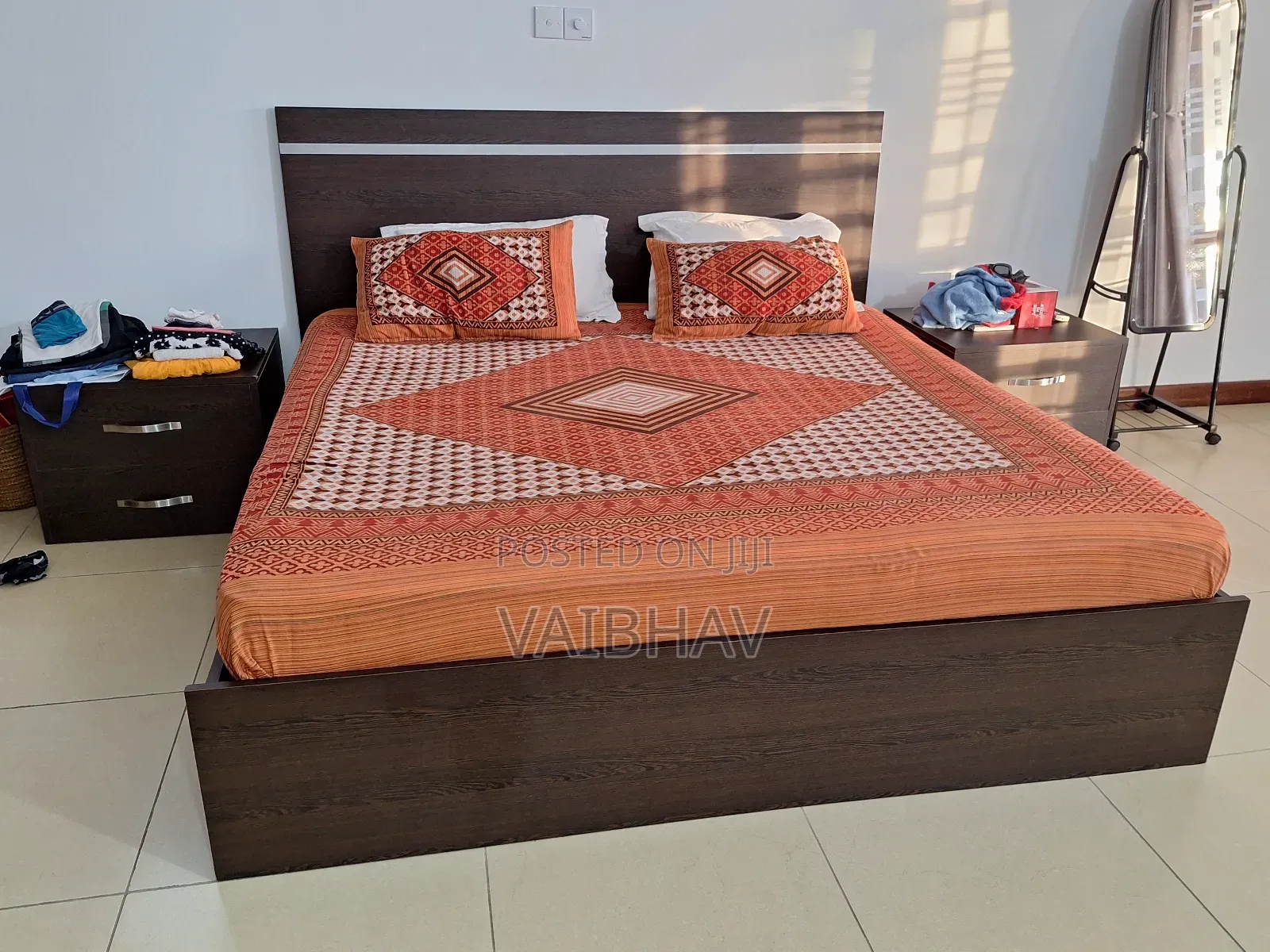 Bed King Size With 2 Side Drawers