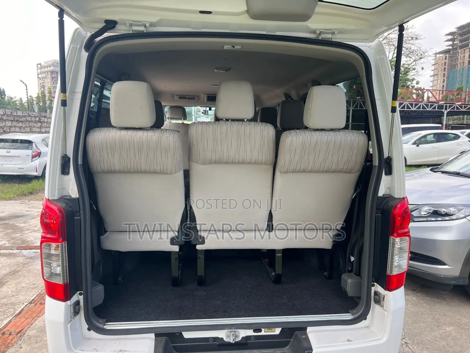 Nissan Caravan (Urvan) 2017 White