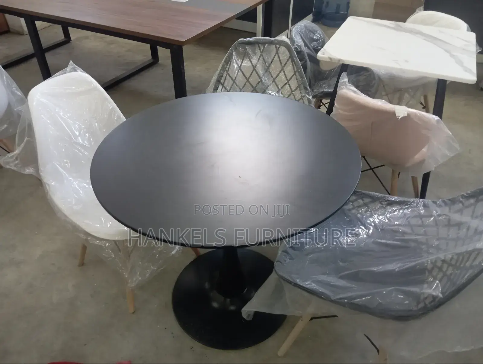 Round Eames Table