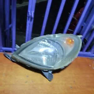 Toyota Funcargo Non Zenon Headlight Model 1999/2000