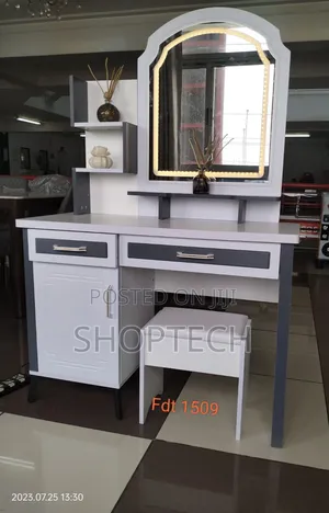 Executive Big Dressing Table With Sliding Mirror