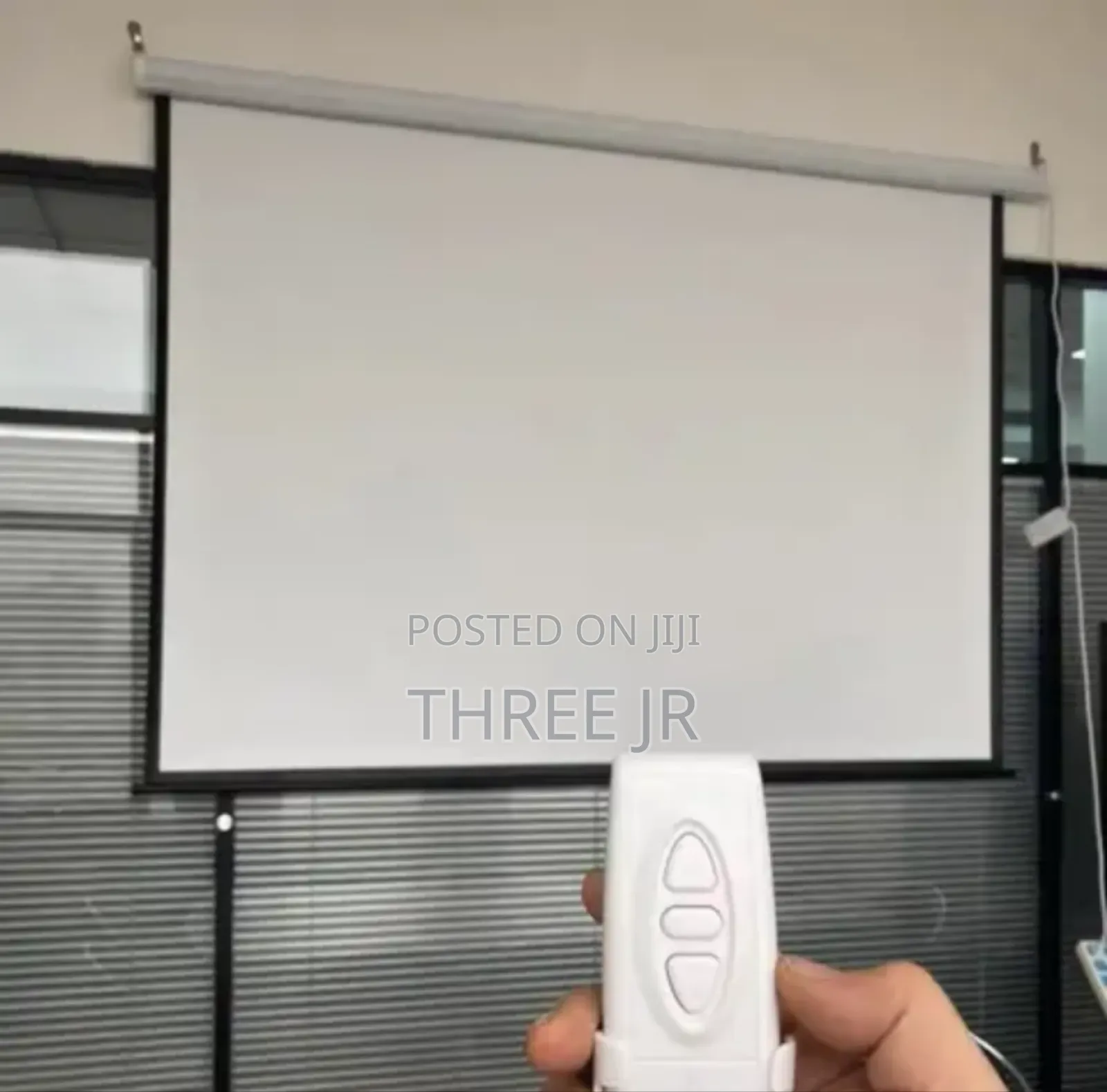 Easily Adjustable Electric Projection Screen