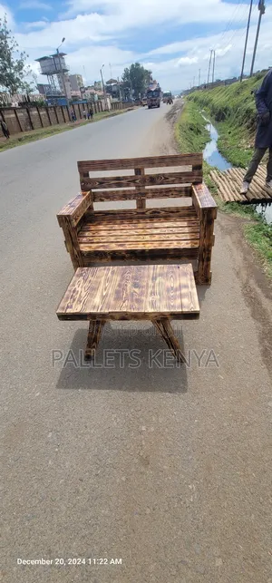 Two Seater Pallet Seat and Table