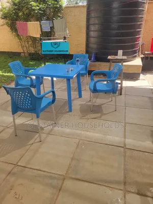 Hotel 4 Plastic Chairs With 1 Square Plastic Table