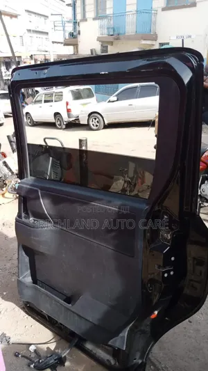 Noah Zrr70 Rear Door
