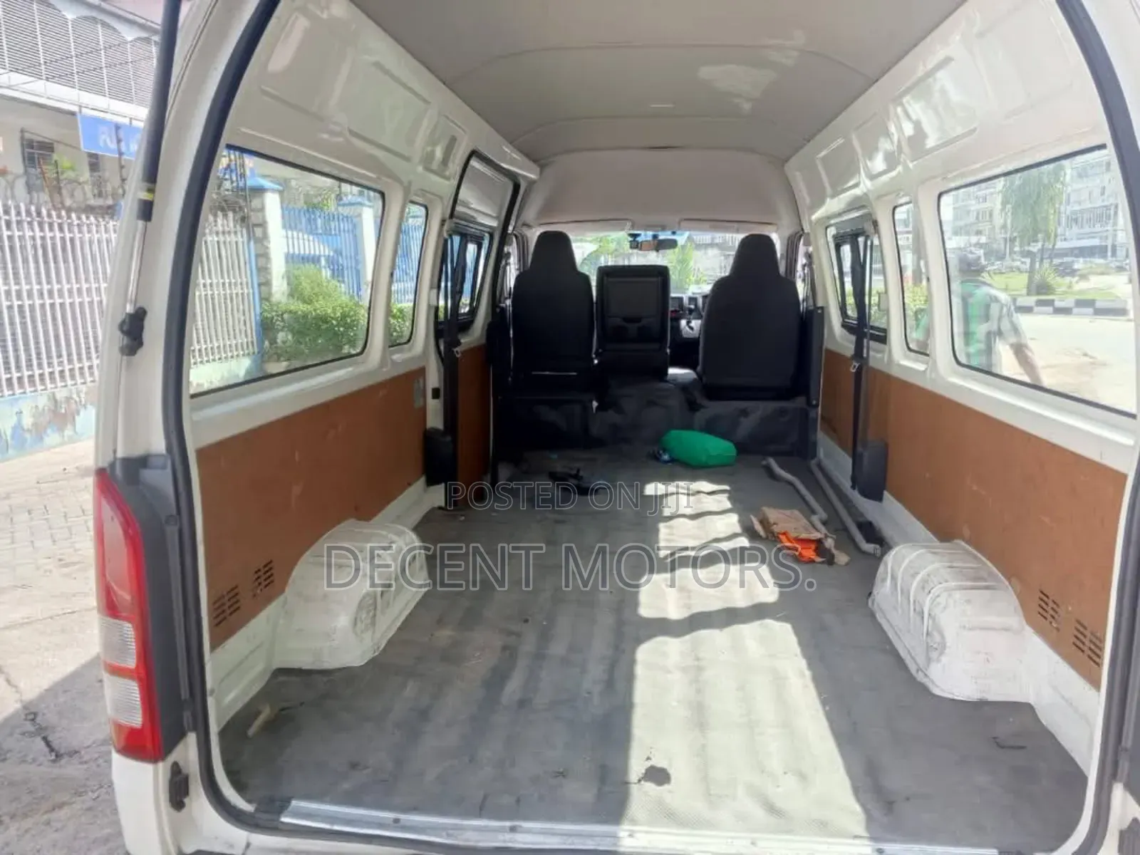 Toyota HiAce 2018 White