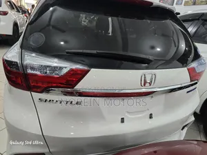 Honda Fit Shuttle 2018 Off white