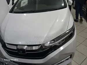 Honda Fit Shuttle 2018 Off white