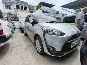 Toyota Sienta 2017 Silver