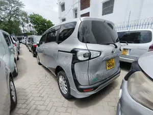 Toyota Sienta 2017 Silver