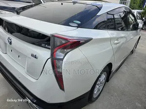 Toyota Prius 2018 Off white