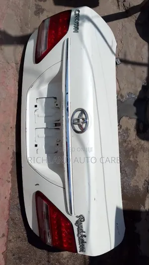 Toyota Crown Boot Royal Sallon