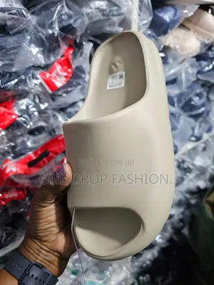 Yeezy Slides 689