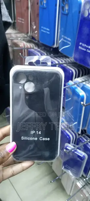 iPhone 14 Liquid Silicone Case With Microfiber Lining (Black