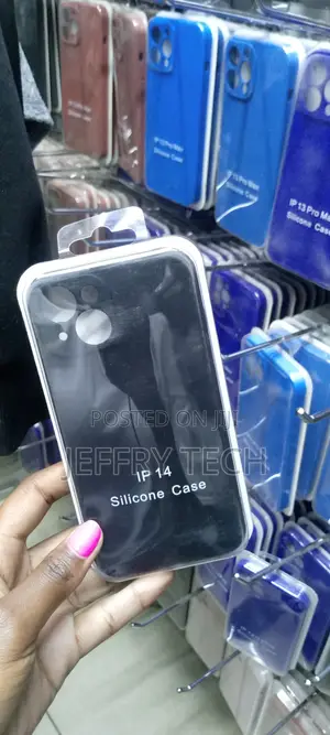 iPhone 14 Liquid Silicone Case With Microfiber Lining (Black