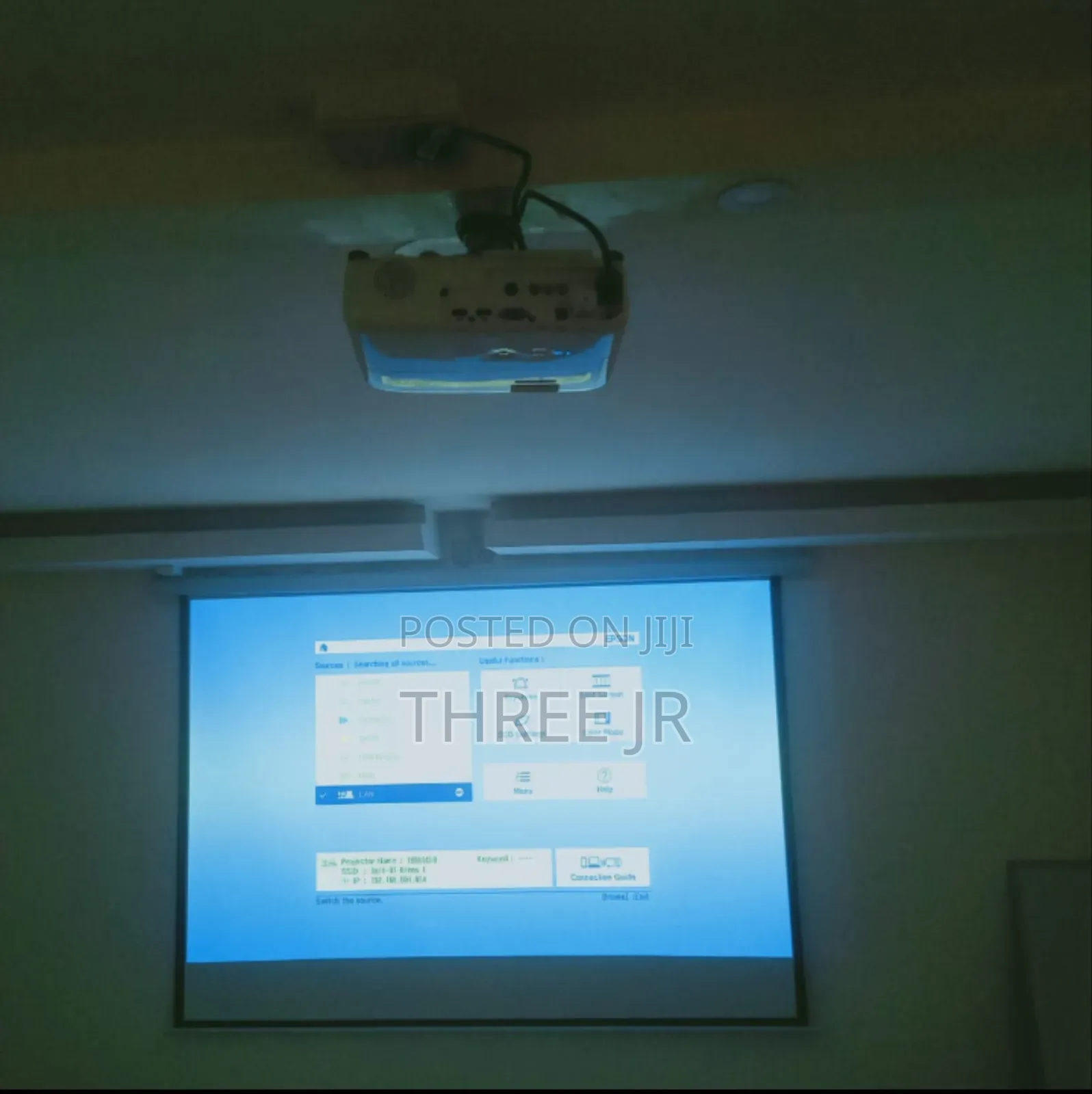 Manual Projection Screens Available Easily Mountable