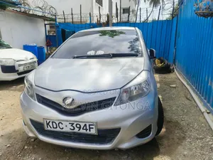 Toyota Vitz 2015 Silver