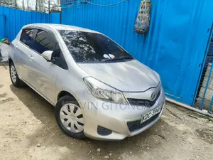 Toyota Vitz 2015 Silver