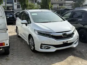 Honda Fit Shuttle 1.5 Hybrid 2WD 2018 Pearl