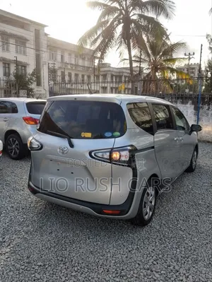 Toyota Sienta 2019 Silver