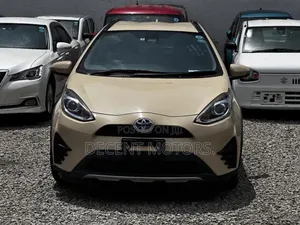 Toyota Aqua 2018 Gold