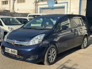 Toyota ISIS 2014 Blue