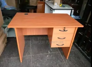 0.9m High-Quality Office Desk Rd3w